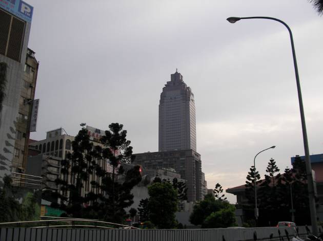 台北駅周辺から撮影した新光摩天大楼